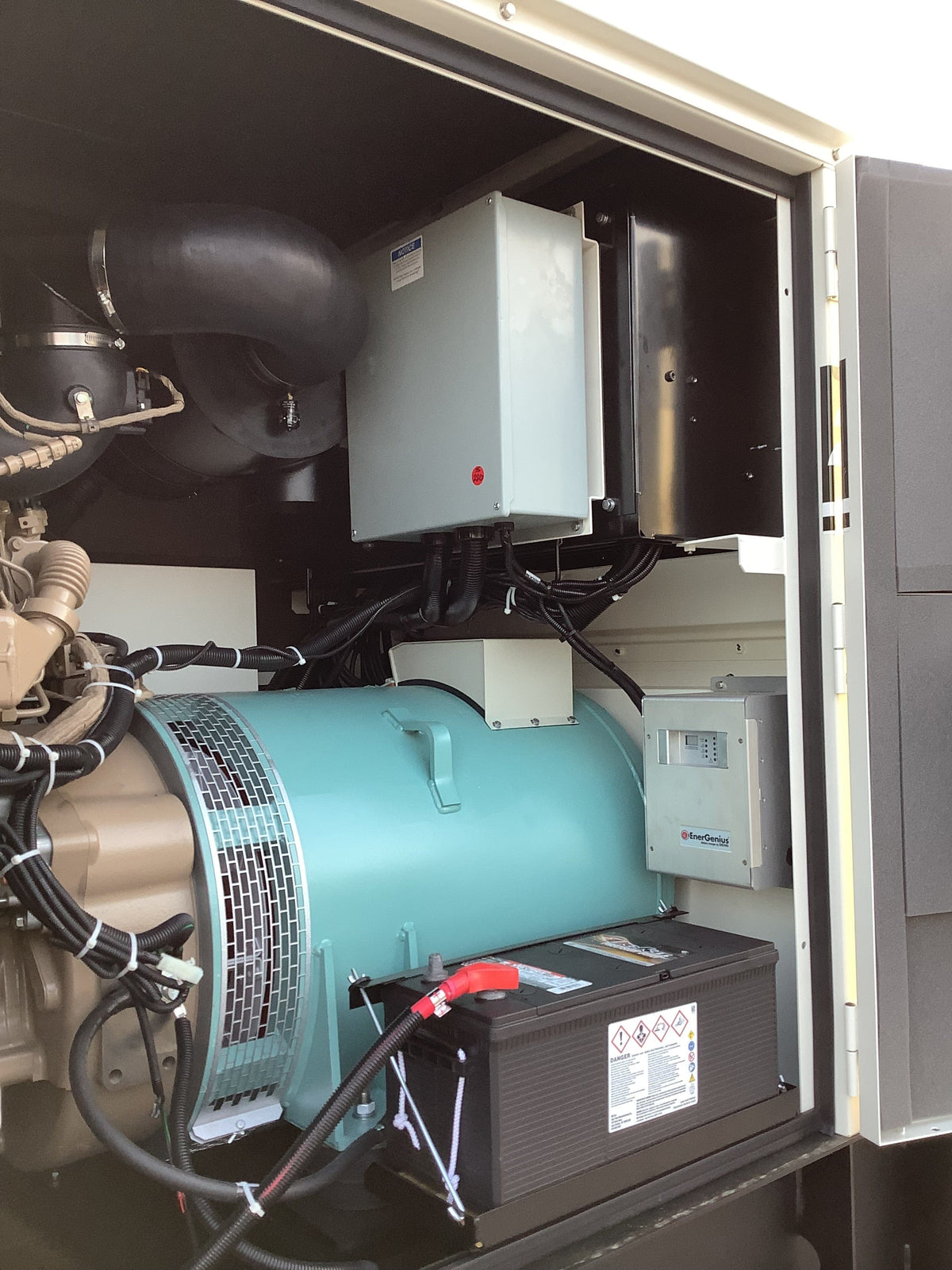 Close up picture of the generatopr and battery compartment