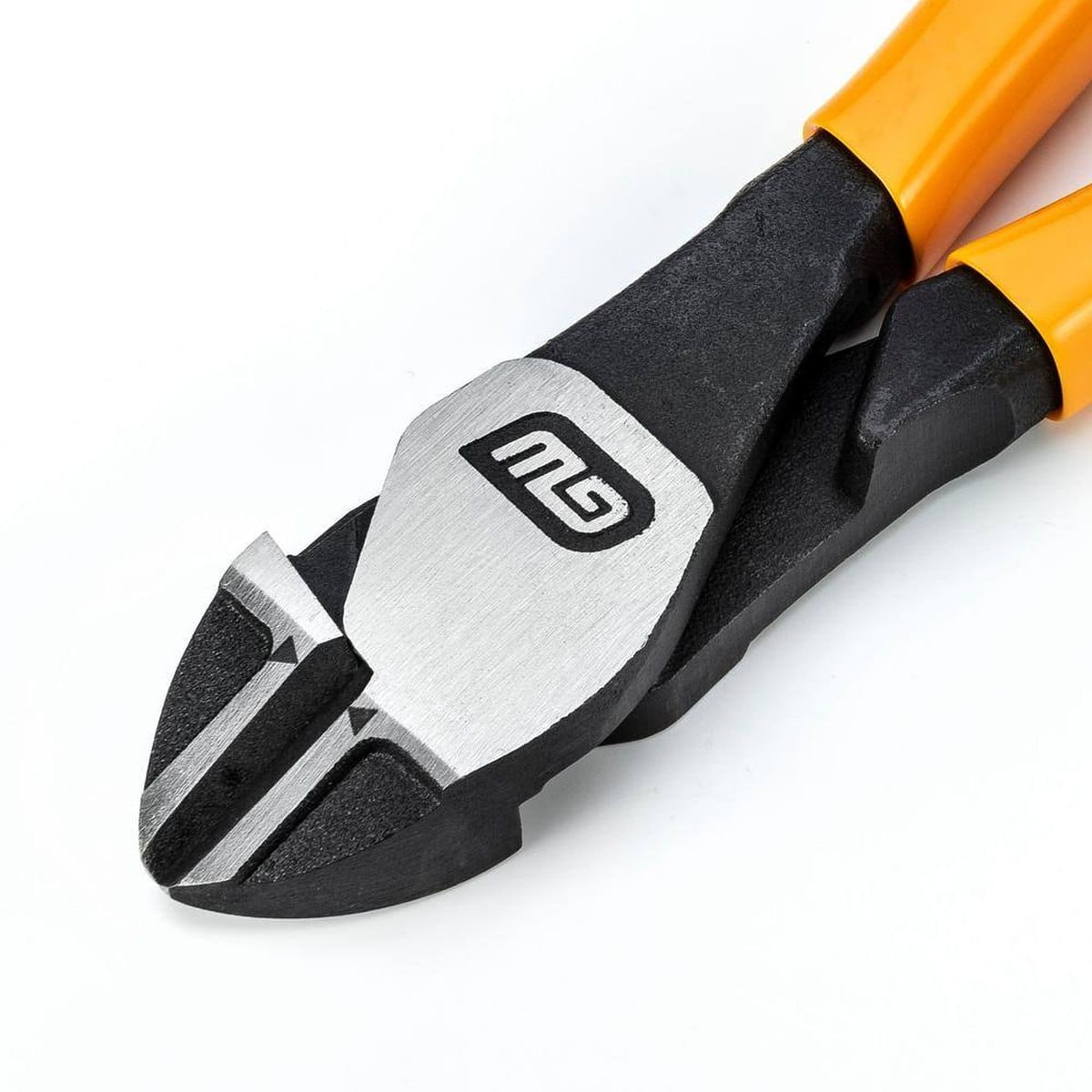 Extreme close-up of the GEARWRENCH diagonal cutting pliers head showcasing the 20-degree angled head designed for clean flush cutting of wires and zip ties.
