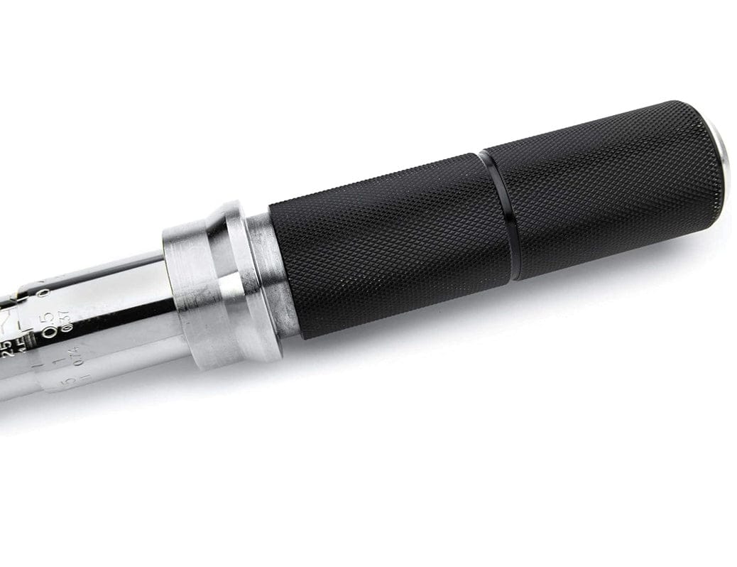 A photo showing the top portion of the GEARWRENCH 89472 torque wrench, including the interchangeable head and the scale on the handle.