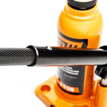 Close-up of the locking, knurled handle design on the GEARWRENCH hydraulic jack, showing the secure connection and textured surface for better operation in all conditions.