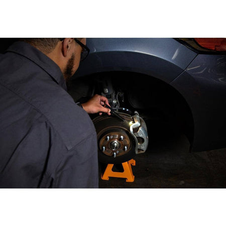 An action shot demonstrating the integrated dimming function of the GEARWRENCH pen light, showing the adjustable brightness levels for optimal visibility in various mechanical inspection scenarios.