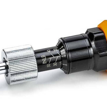 Macro close-up of the high-visibility torque scale on the Gearwrench screwdriver, illustrating the clear markings for inch-pound (INLB) measurements ranging from 10 to 50 in/lb for easy identification.