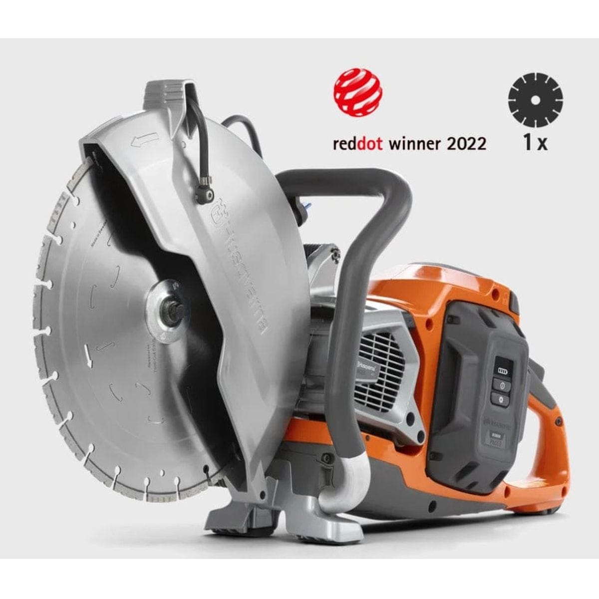 Studio shot of the Husqvarna K1 PACE saw with a Red Dot Winner 2022 logo and an icon indicating the inclusion of one 14-inch diamond blade.