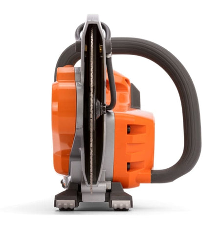 Head-on view of the Husqvarna K535i saw's blade and guard, showing the thin profile, blade rotation clearance, and the support base contact points.