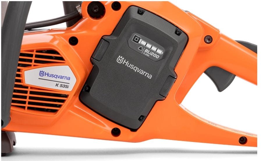 Close-up of the Husqvarna K535i battery slot on the saw body, showing a fully inserted BLi200 battery with its charge indicator visible near the 'K 535i' logo.