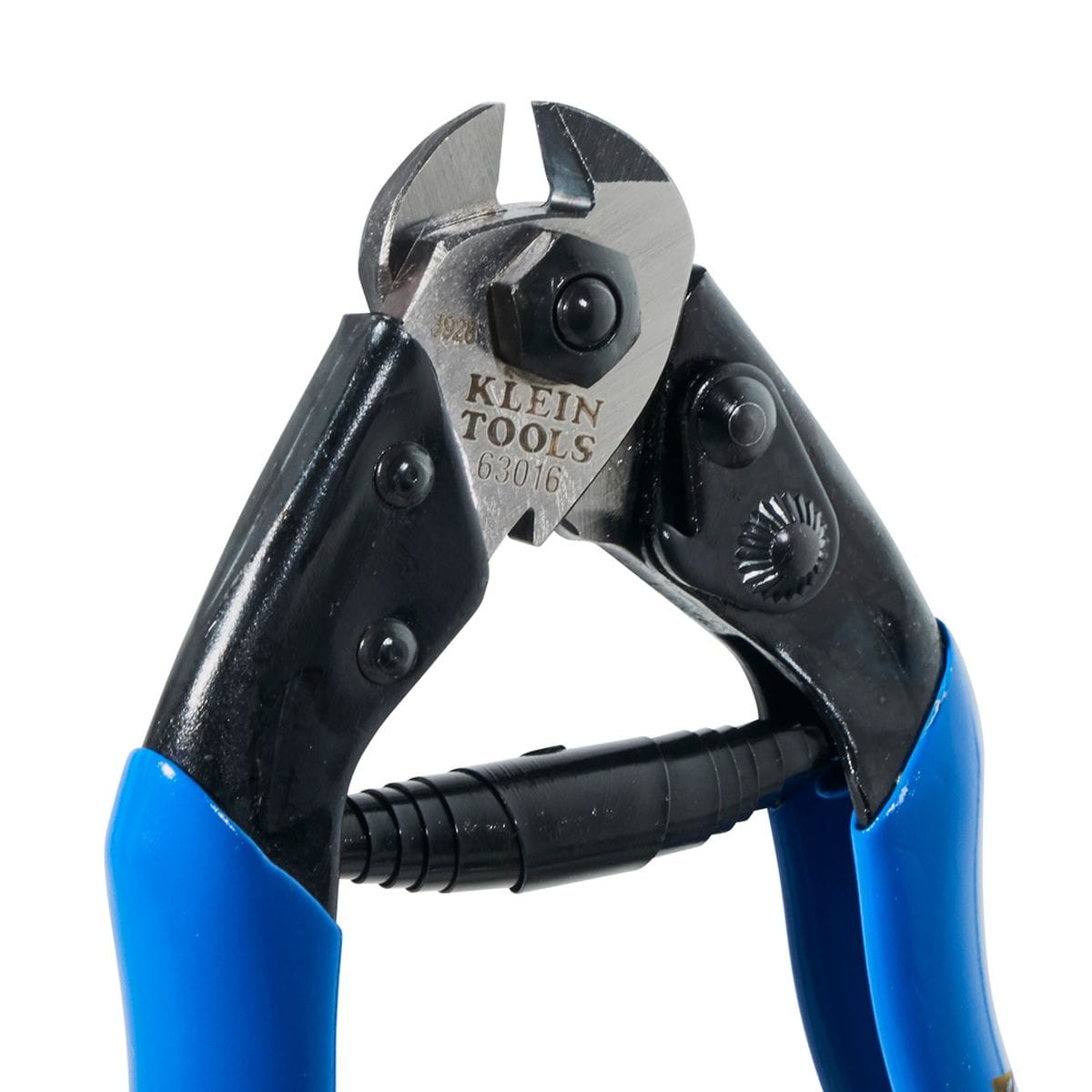 A detailed macro shot of the unique triangular jaw geometry on the Klein 63016, emphasizing the three-point contact system that provides clean, burr-free cuts through reinforced conductors and wire rope.