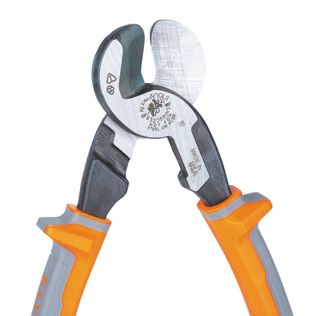 A detailed close-up of the induction-hardened steel jaws on the 1000V insulated cutter, showcasing the precision-ground shear-type blades and the official 1000V rating and VDE certification symbols stamped on the head.