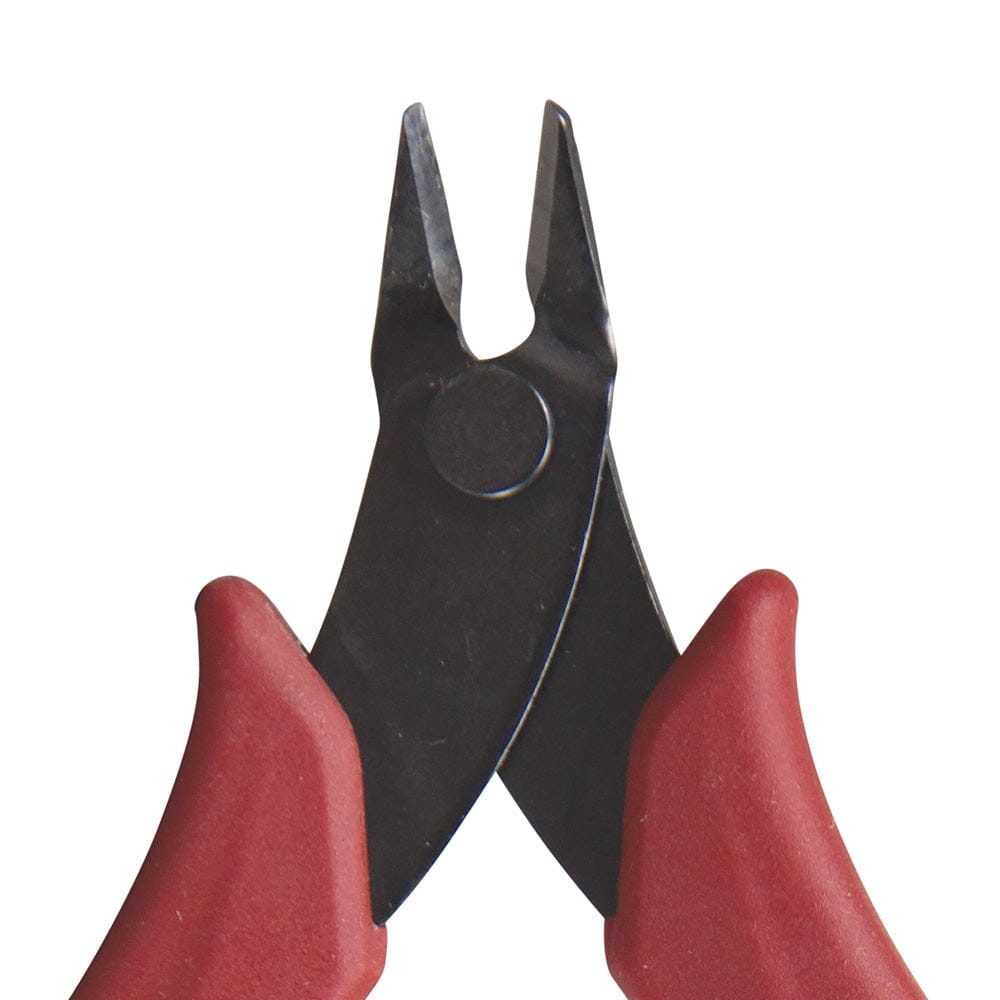 Close-up view of the flush cutter’s head, showing the sharp, heat-treated cutting knives designed to produce a perfectly flat and flush cut on soft wire and fine materials.