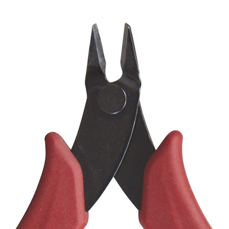 Close-up view of the flush cutter’s head, showing the sharp, heat-treated cutting knives designed to produce a perfectly flat and flush cut on soft wire and fine materials.