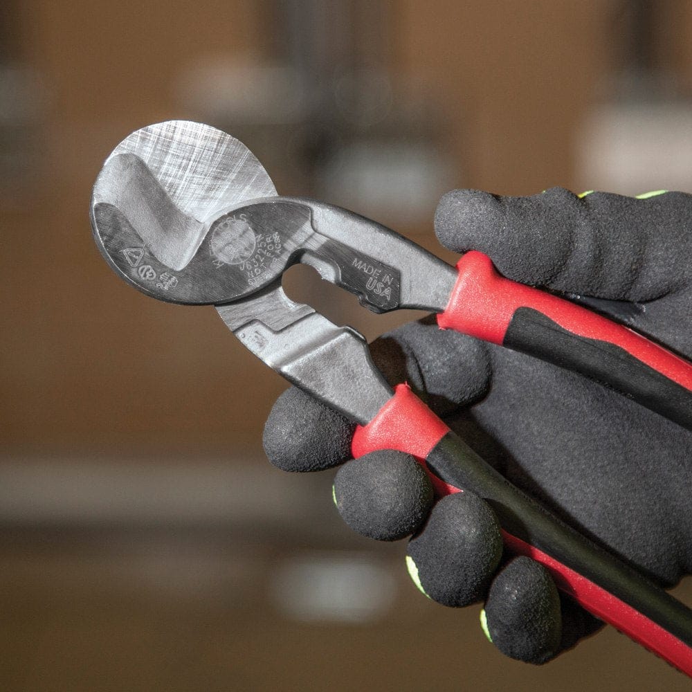 A close-up studio shot of the open jaws of the Klein J63225N Journeyman cable cutter, highlighting the precision-ground shear-type blades and the hot-riveted joint for smooth action.