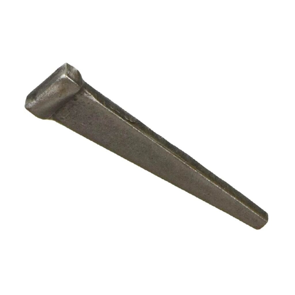 Close-up of a Kratos 8CUT5 cut masonry nail with rectangular cross-section, flat square head, and tapered blunt point. Made of hardened steel for anchoring wood to masonry. Ideal for framing, restoration, and structural fastening in concrete or brick.