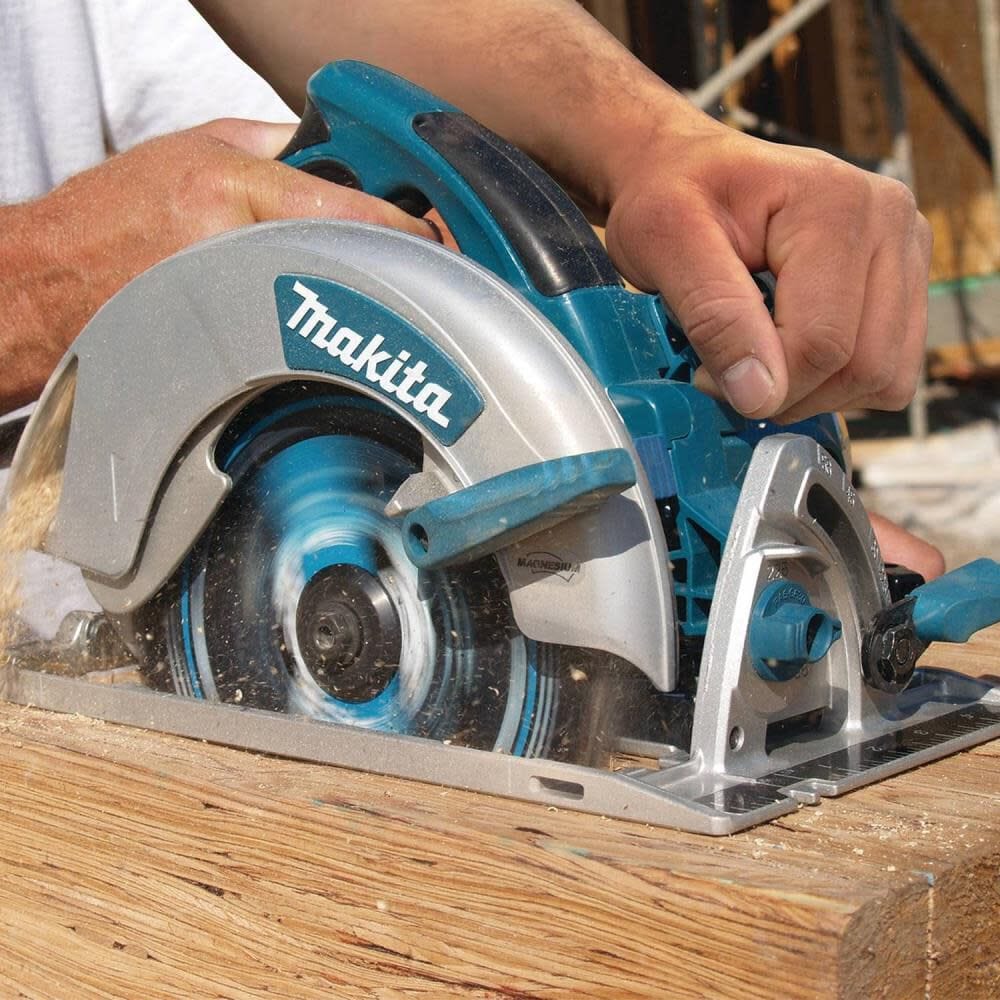 Technical shot of the precision-cut, heat-treated gears inside the magnesium housing, engineered for maximum power transfer when cutting through dense engineered lumber.