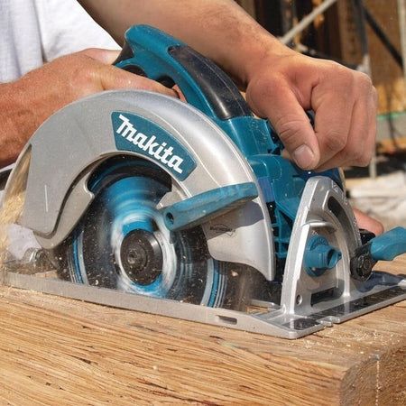 Technical shot of the precision-cut, heat-treated gears inside the magnesium housing, engineered for maximum power transfer when cutting through dense engineered lumber.