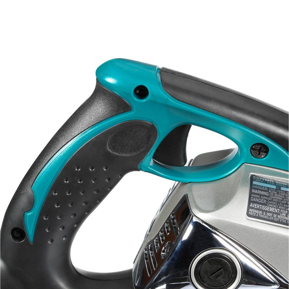 Detailed close-up of the built-in cooling fan and sealed gear housing on the Makita hypoid saw, highlighting the oil bath technology that ensures constant lubrication and reduced maintenance.