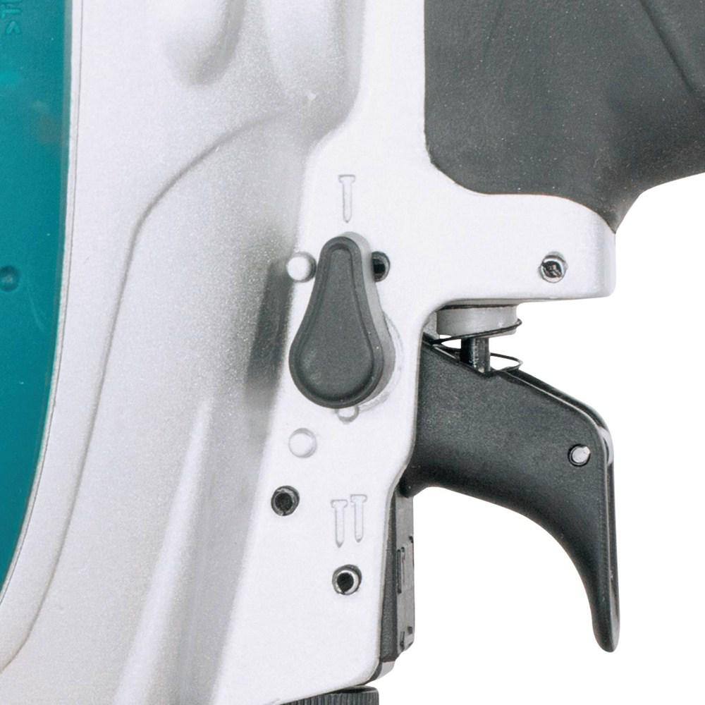 Detailed view of the nail lock-out window on the Makita AF635 34-degree angled magazine, designed to alert the user to reload finish nails and prevent damaging dry-fires.