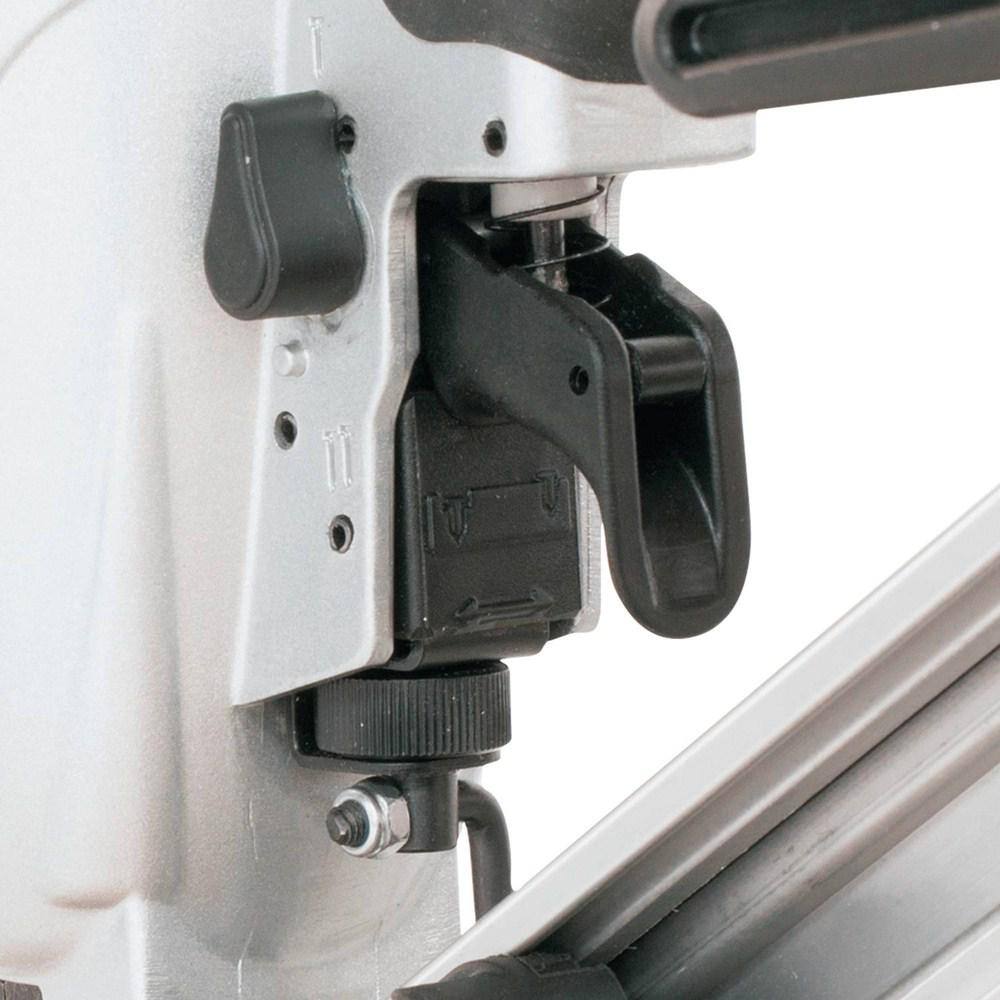 Close-up of the easy-to-clear narrow nose design and non-marring tip on the Makita AF635 pneumatic finish nailer, engineered for fast jam extraction and work surface protection.
