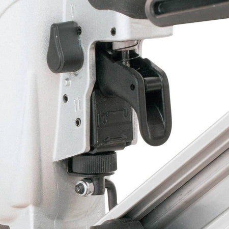 Close-up of the easy-to-clear narrow nose design and non-marring tip on the Makita AF635 pneumatic finish nailer, engineered for fast jam extraction and work surface protection.
