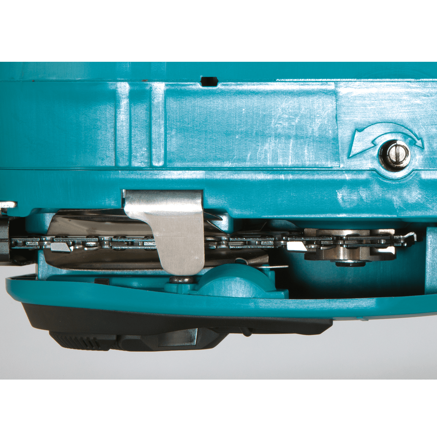 Bottom view of the bar lubrication channel and metal chain drive sprocket on the Makita XCU04 36V 16-inch chainsaw.