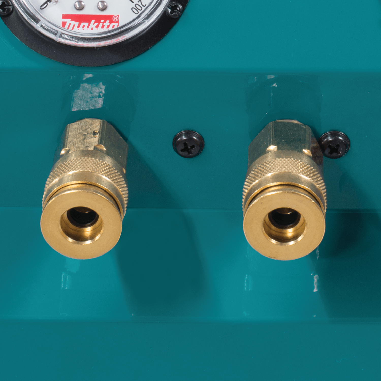 Close-up of dual 1/4-inch universal brass quick couplers on the Makita MAC2400 for simultaneous two-gun framing operation.