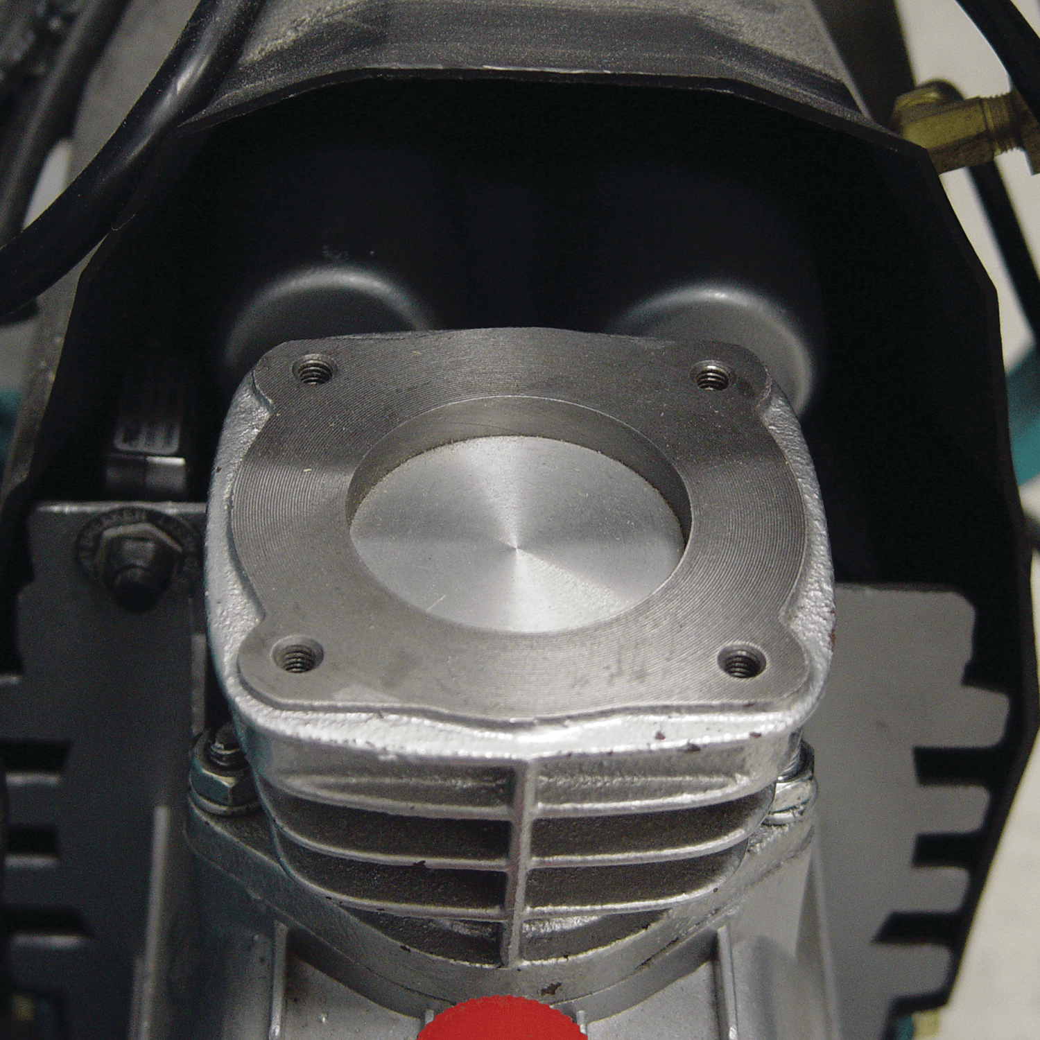 Makita Big Bore cast iron pump cylinder and piston top view engineered for increased compression and durability.
