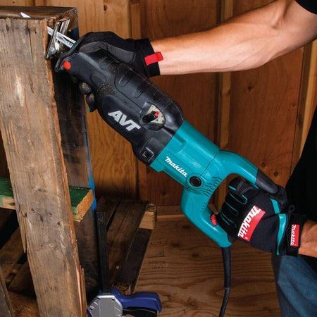 A worker guided by Makita professional safety gear using the high-torque pallet saw to cut through thick timber, highlighting the control provided by the 1-1/4 inch stroke length.