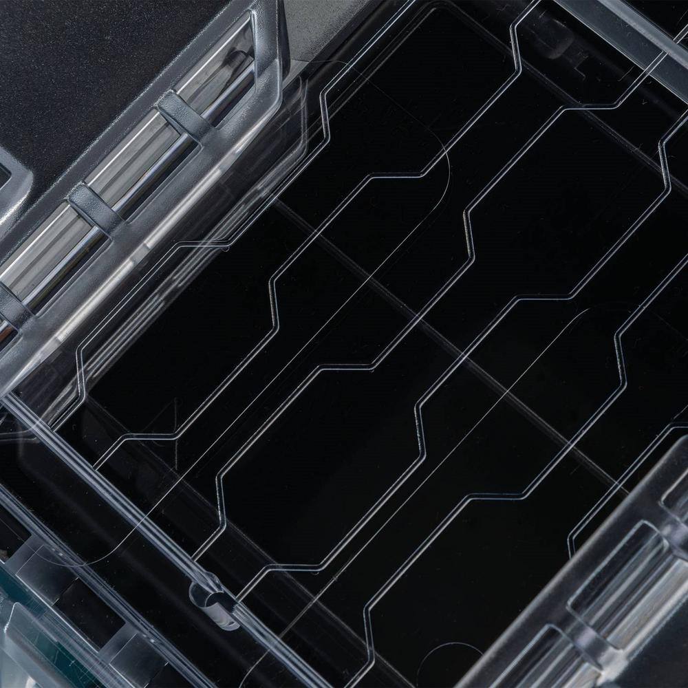 Close-up detail of the Makita MAKTRAK clear lid, highlighting the integrated rib design that seals against the internal bins to prevent part migration during transportation.