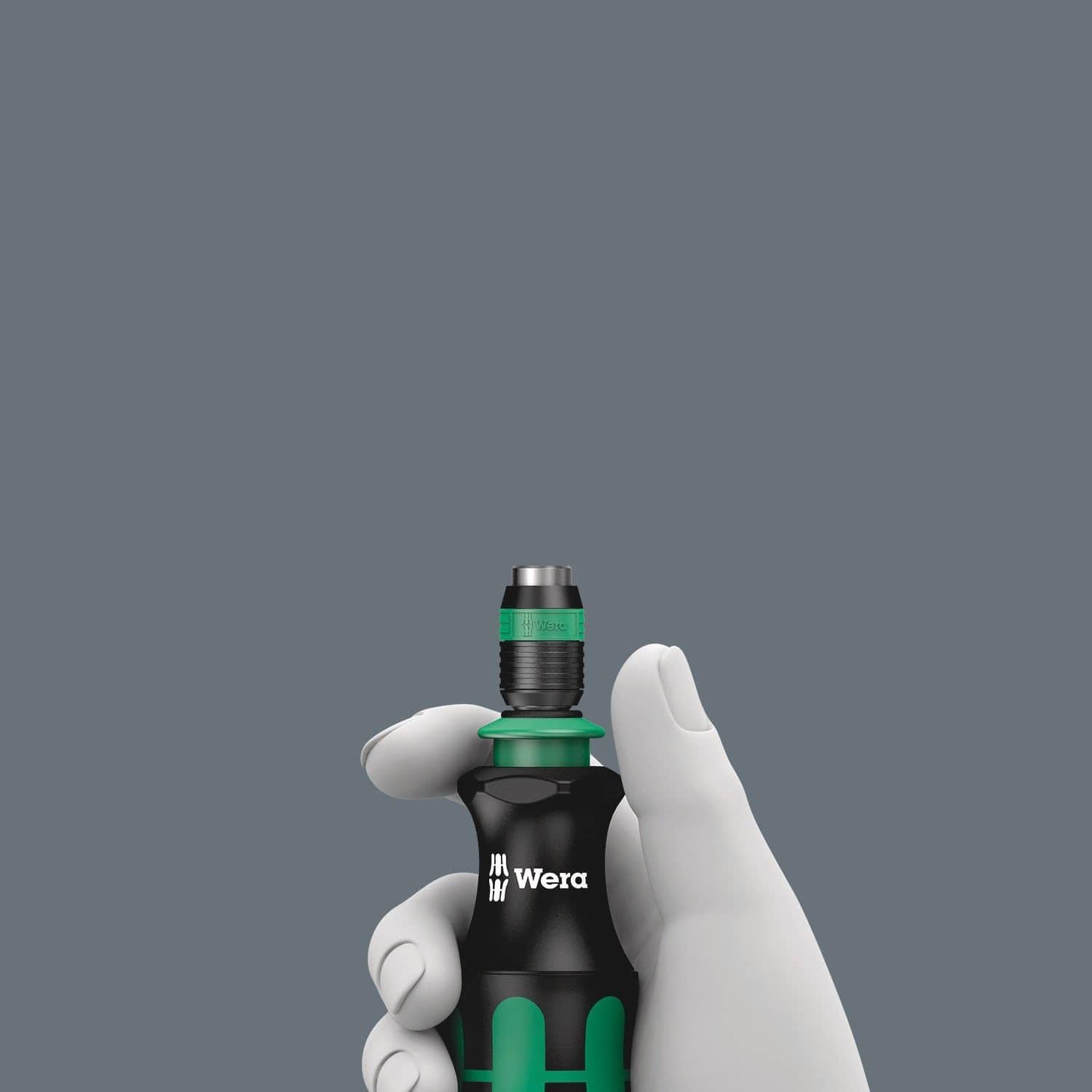 Close-up of the Wera Rapidaptor chuck in the retracted position within the handle, highlighting its compact storage mode for work in confined spaces.
