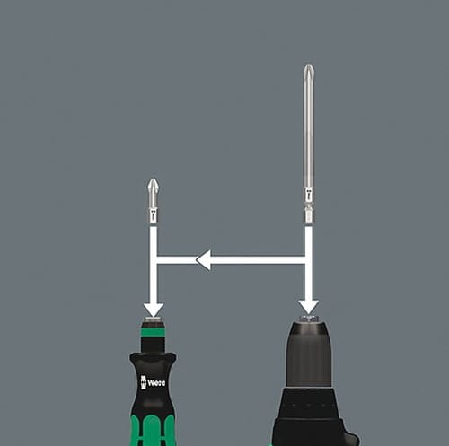 Infographic illustrating the Wera Kraftform Kompakt 25 bayonet blade being transferred from the manual ergonomic screwdriver handle directly into a power drill chuck for high-speed fastening