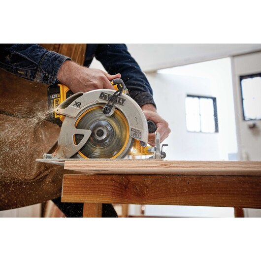 Load image into Gallery viewer, DeWalt 20V MAX* 7-1/4&quot; XR Circular Saw (Bare Tool)
